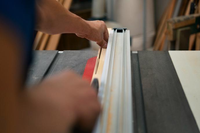 Stiction caused by a rubber seal on an aluminium frame Stiction caused by a rubber seal on an aluminium frame